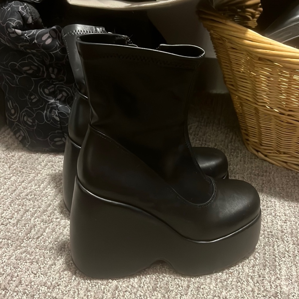 Absolutely obsessed with these platform boots!!!!